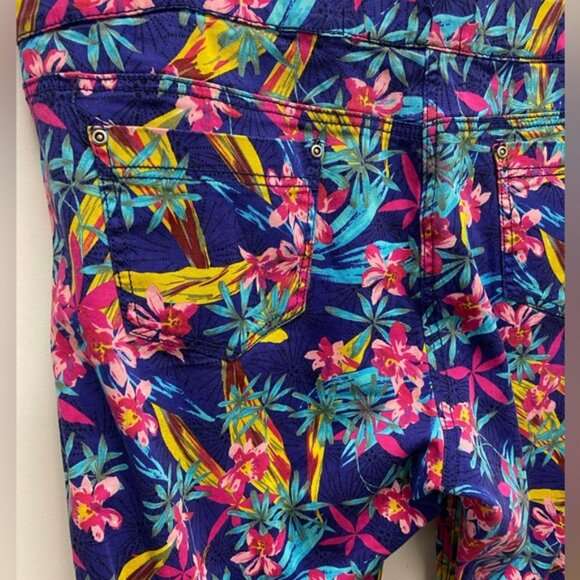 Penningtons Floral Capris - Blue, Pink, Yellow Size 3x - Picture 5 of 7